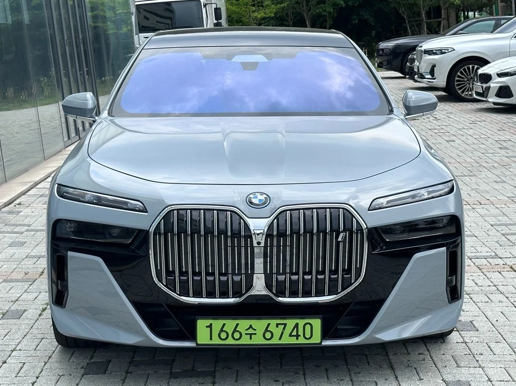 BMW i7