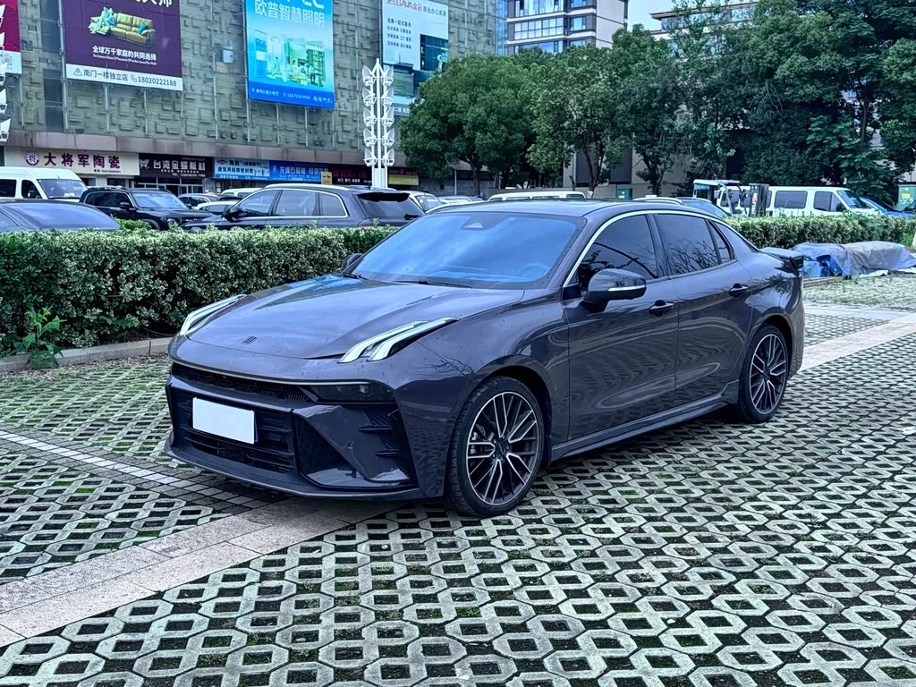 Lynk & Co 03