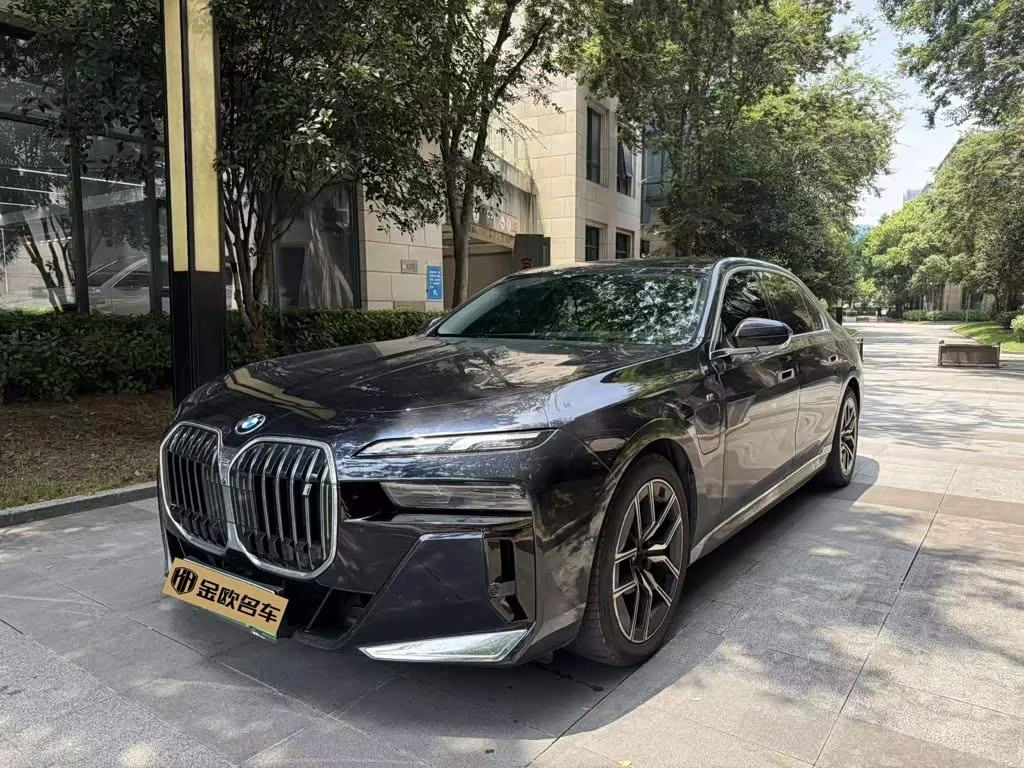 BMW i7