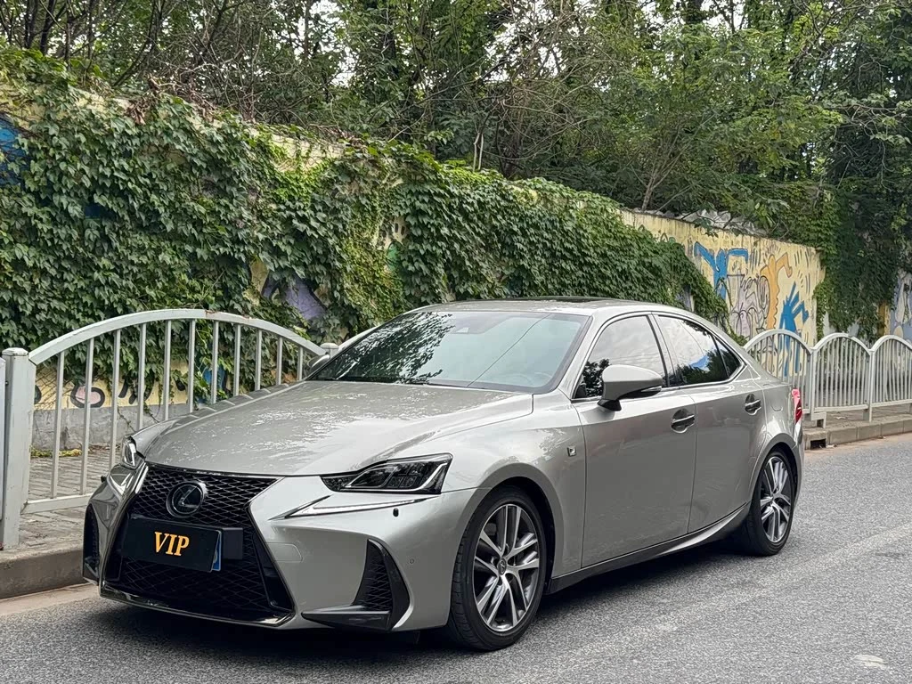 Lexus IS