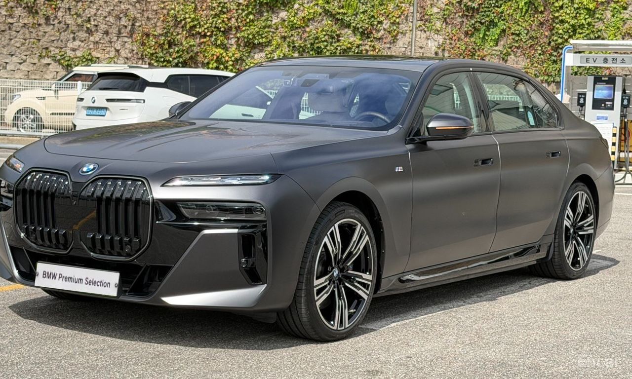 BMW i7