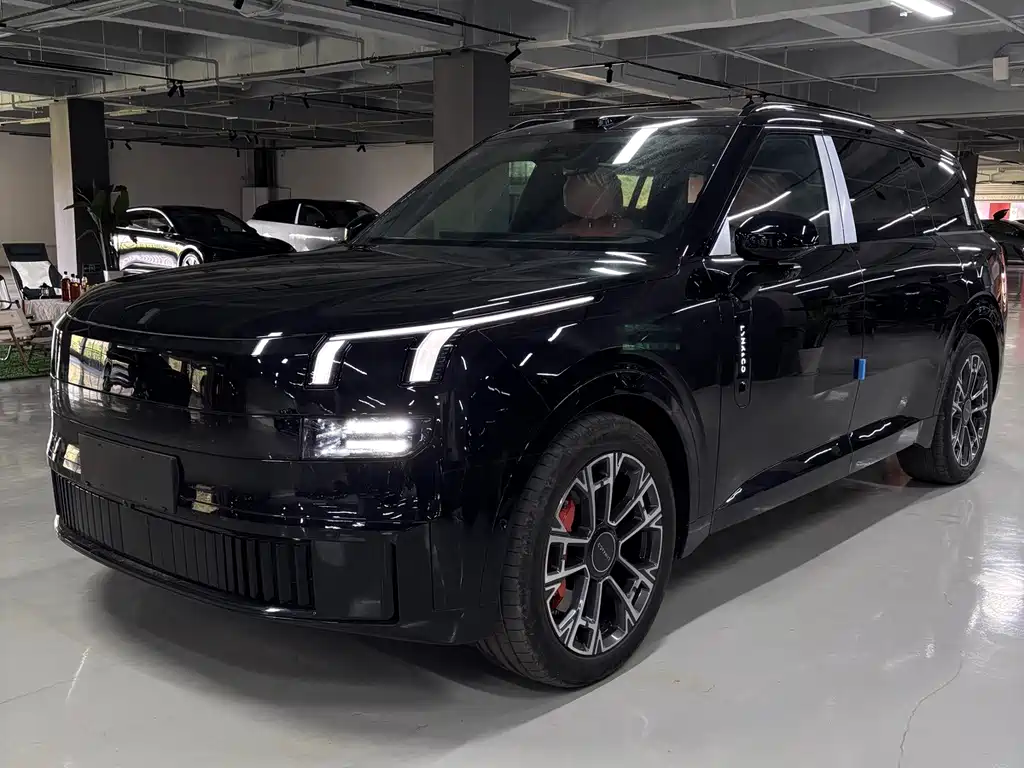 Lynk & Co 900