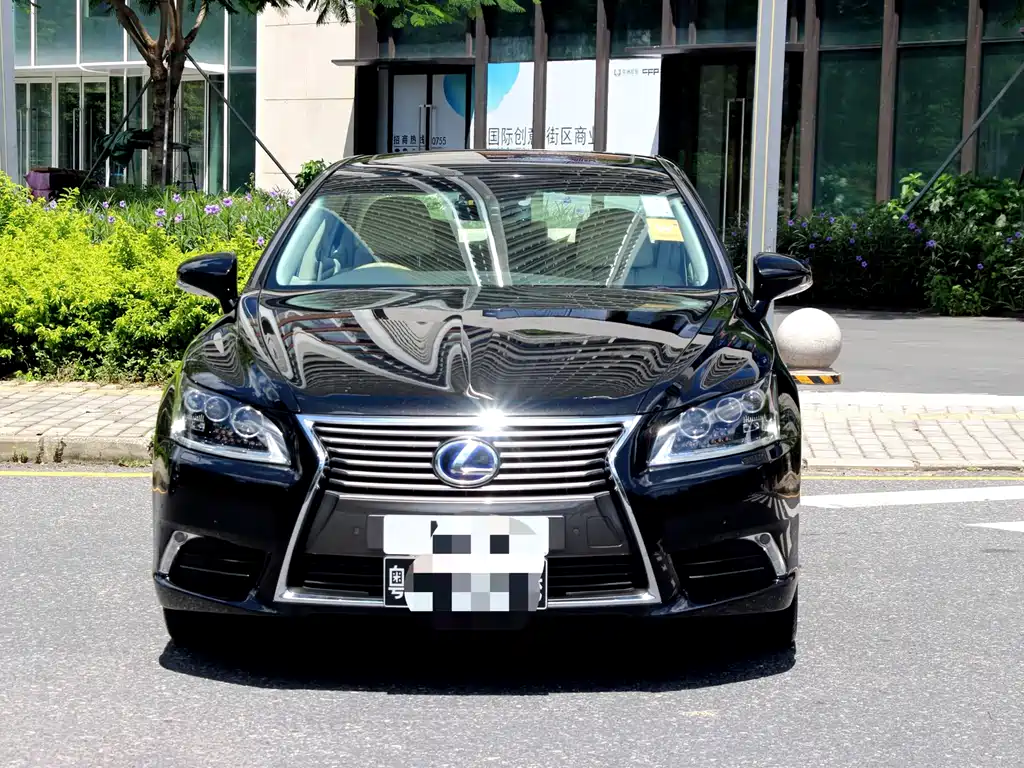 Lexus LS