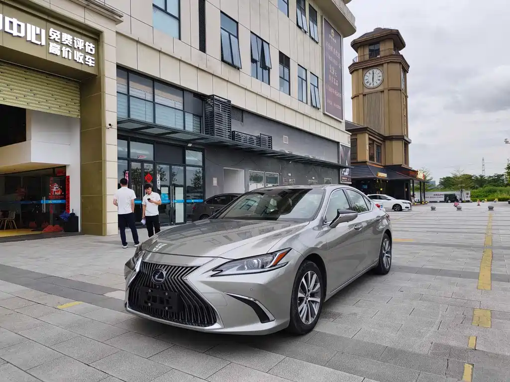 Lexus ES