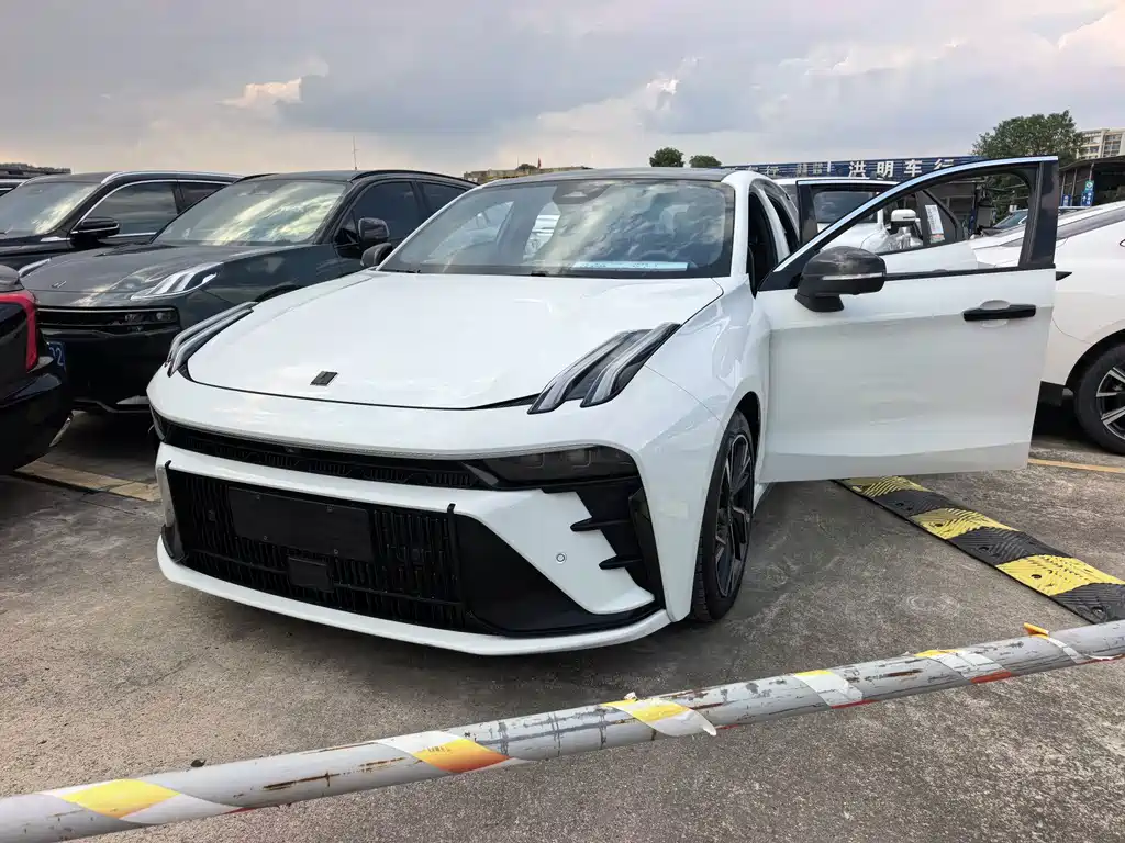 Lynk & Co 03