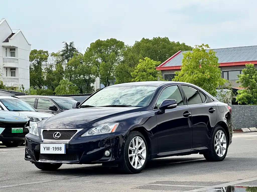 Lexus IS