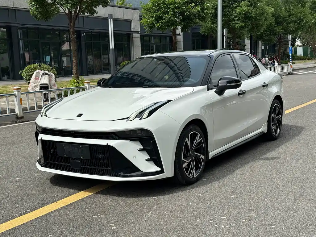 Lynk & Co 03