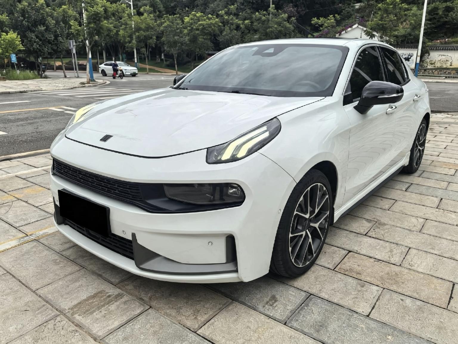 Lynk & Co 03