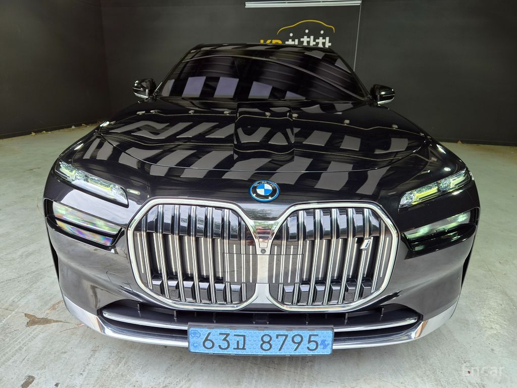 BMW i7
