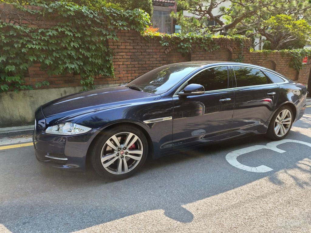 Jaguar XJ