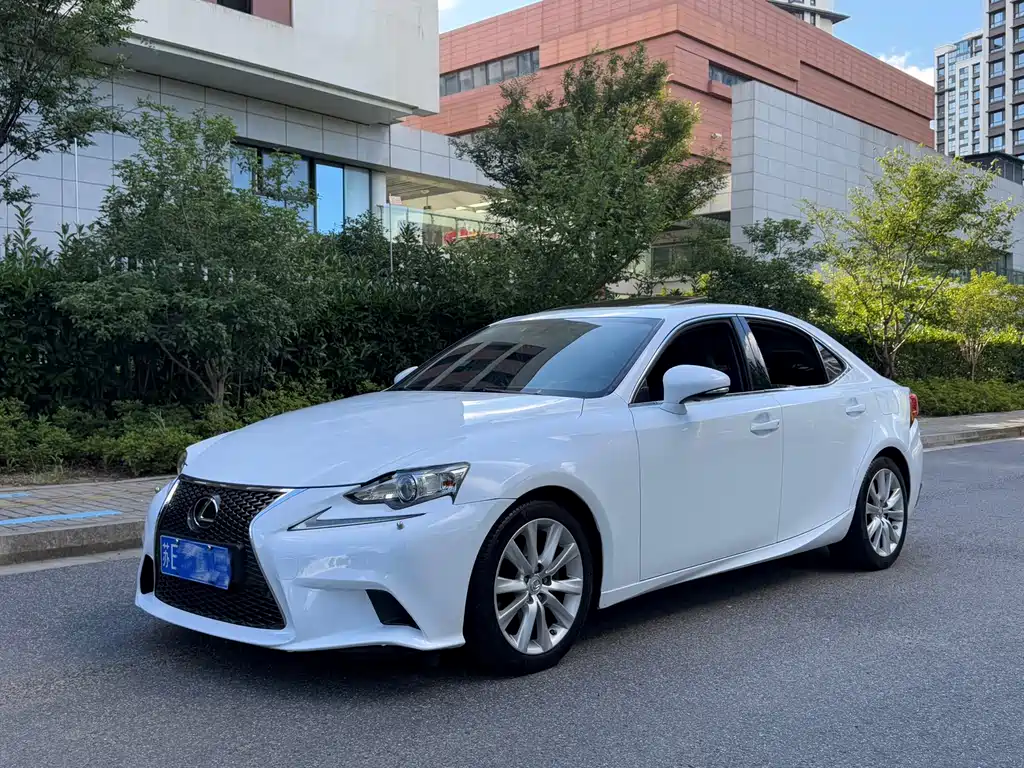 Lexus IS
