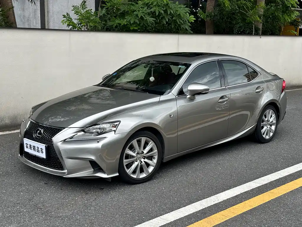 Lexus IS
