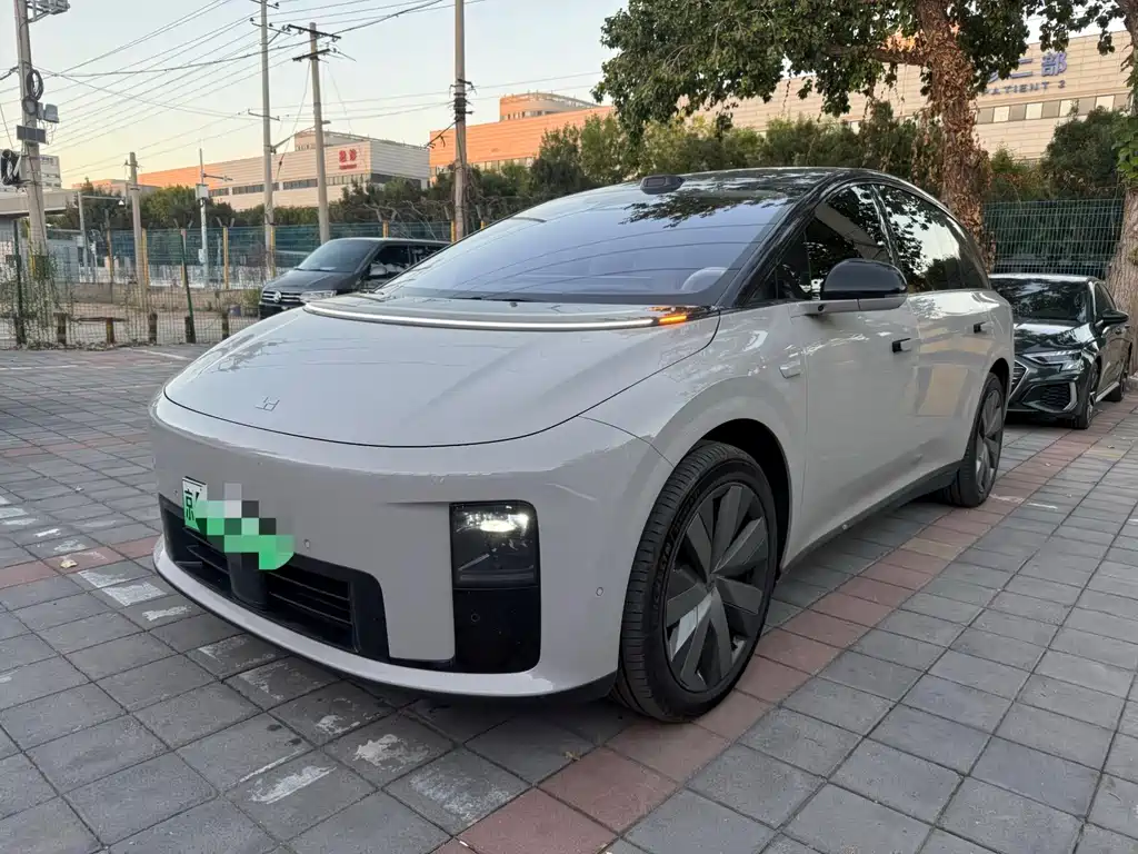 Li Auto i8