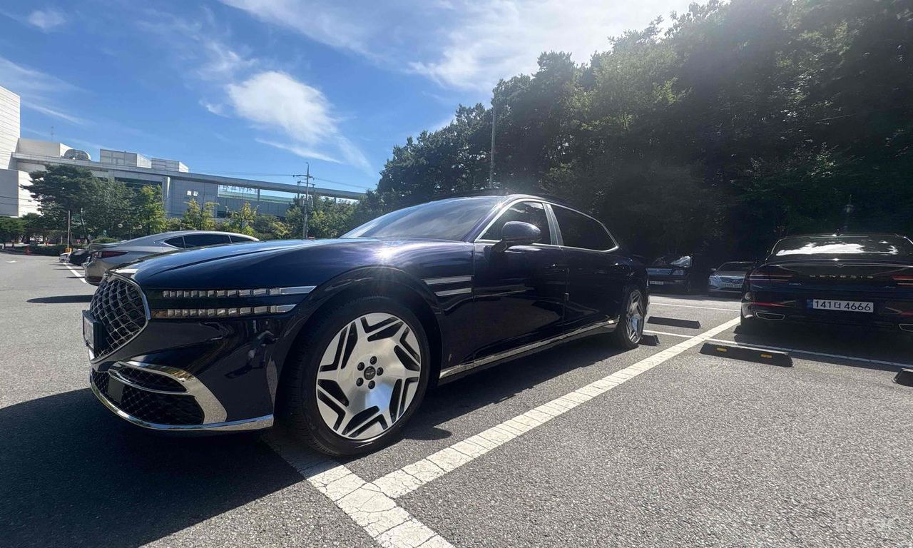 Genesis G90
