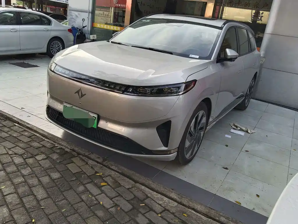 Dongfeng eπ008
