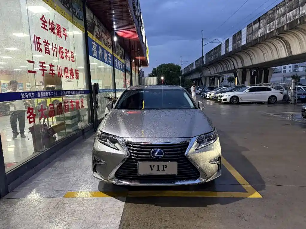 Lexus ES