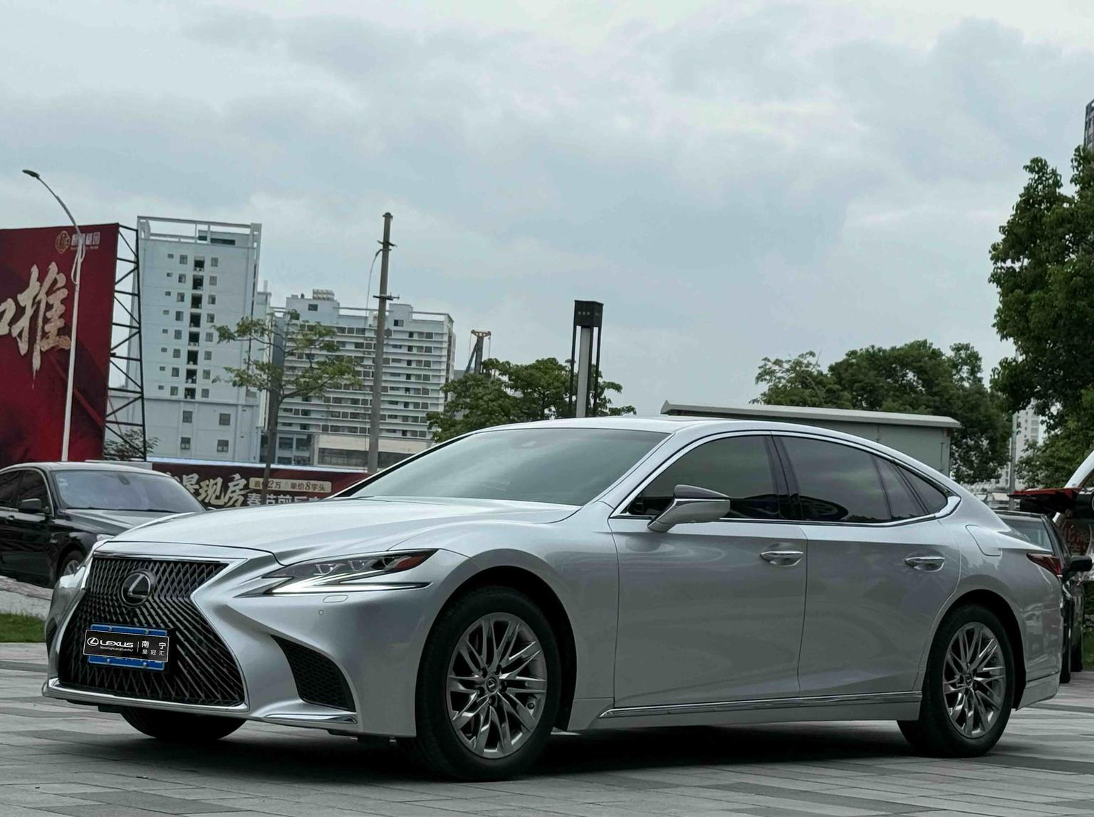 Lexus LS