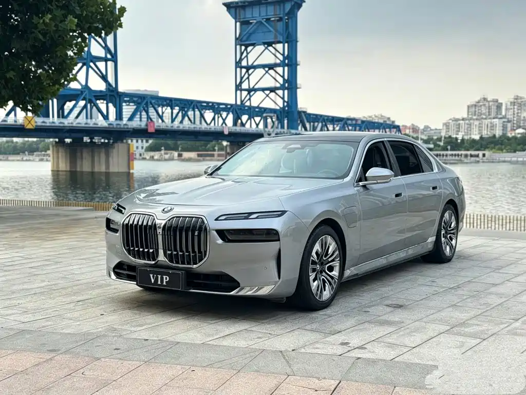 BMW i7