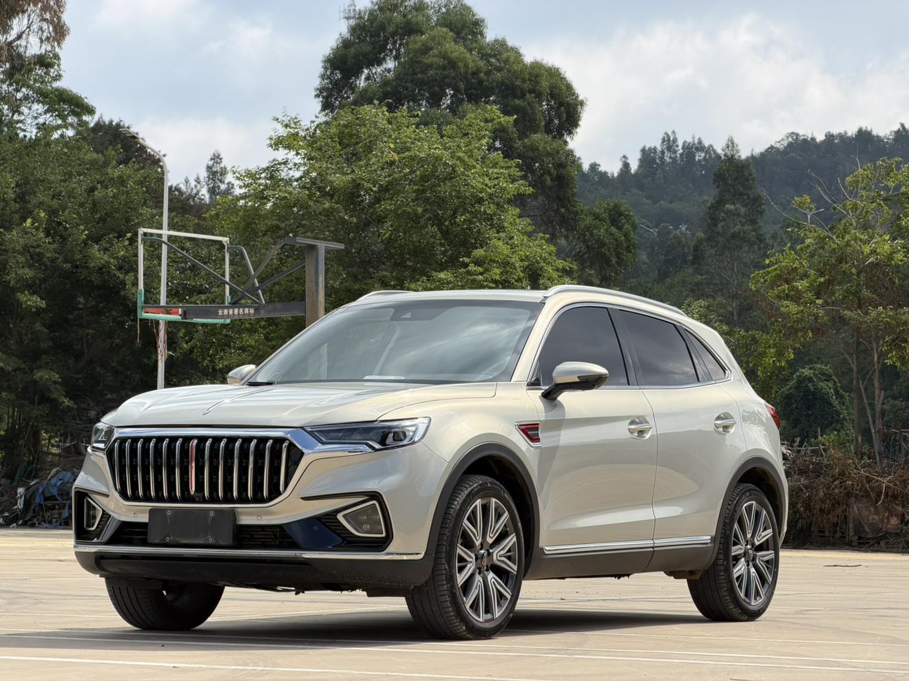 Hongqi HS5