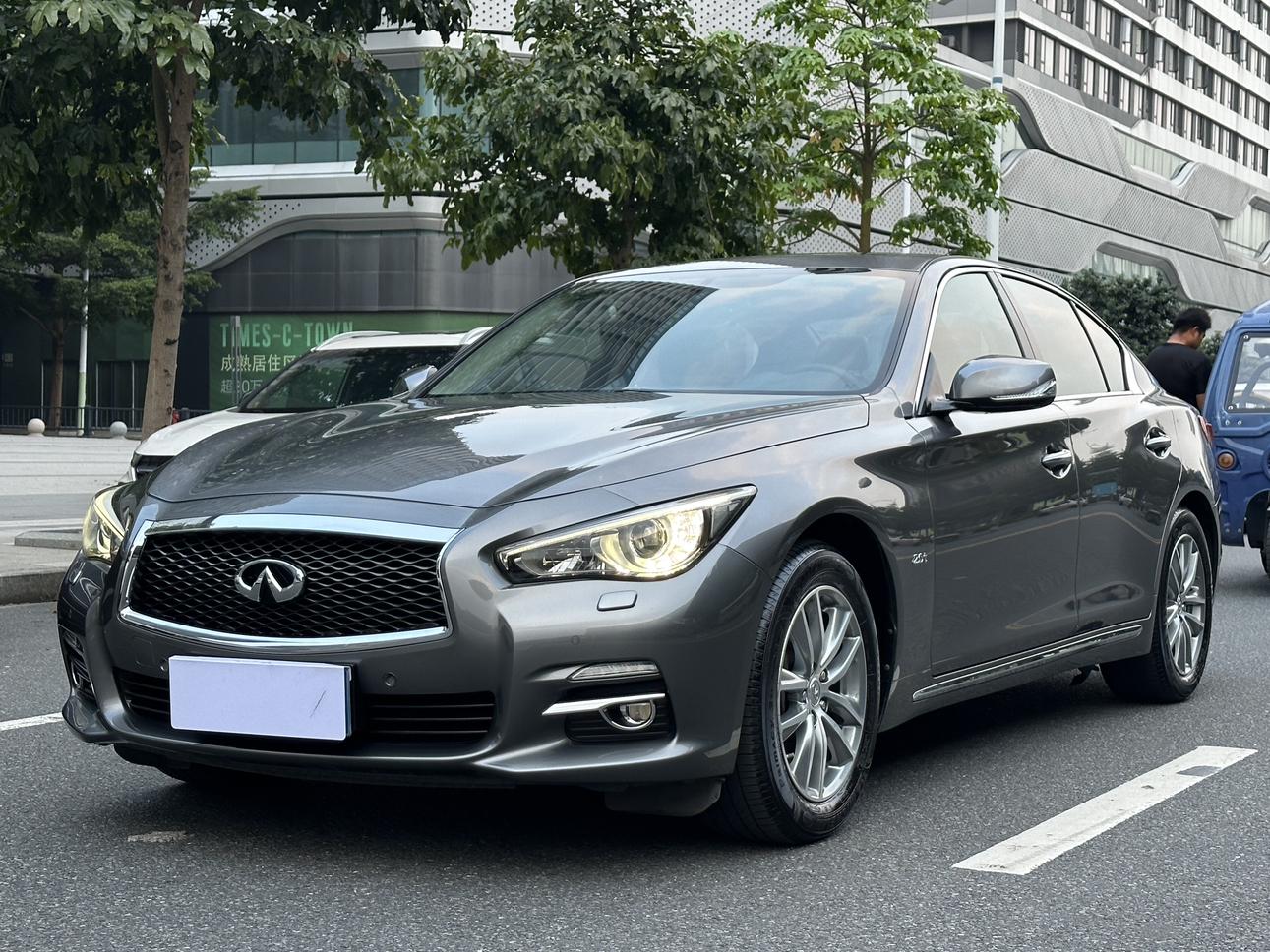 Infiniti Q50L