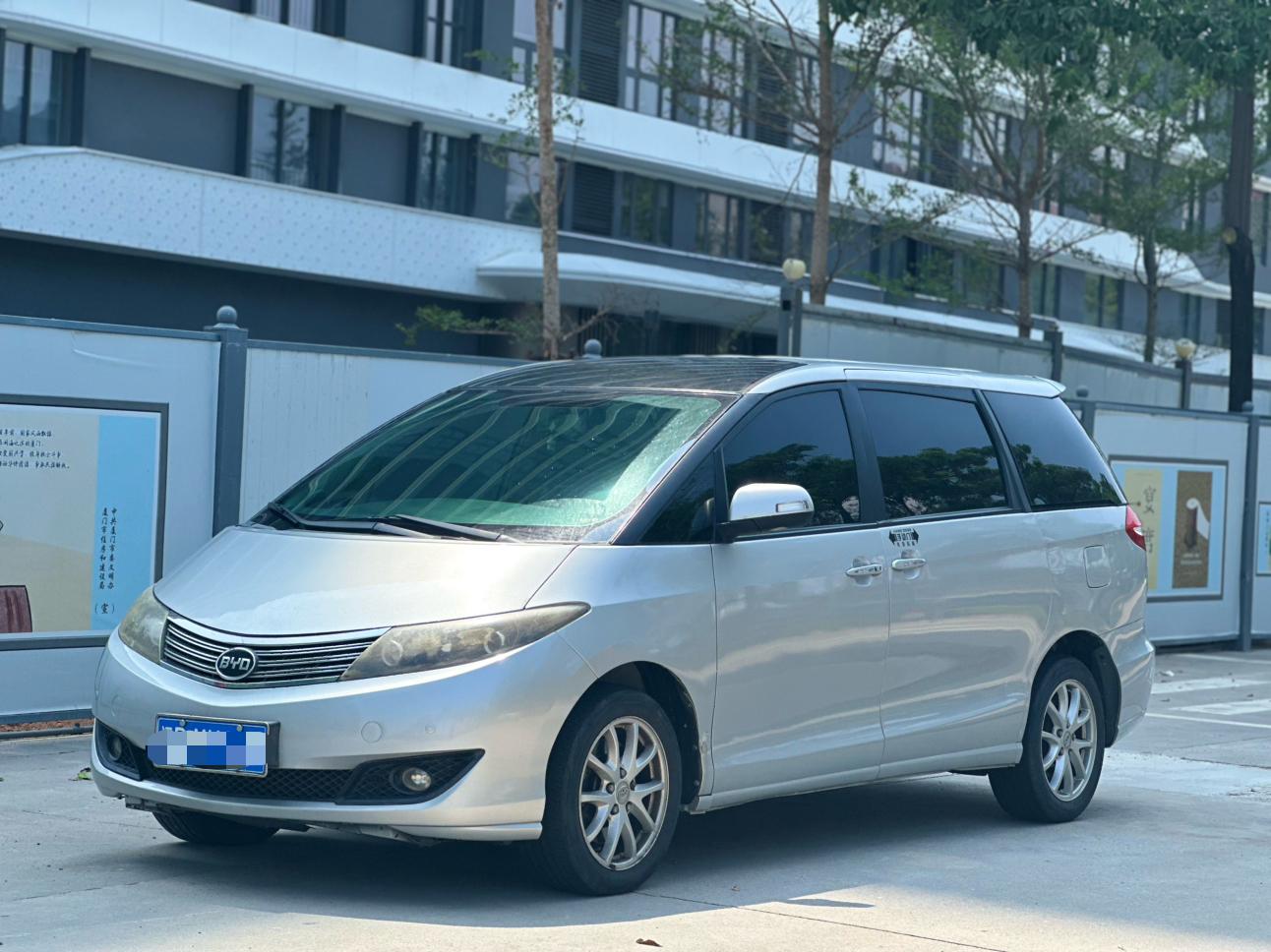 BYD M6