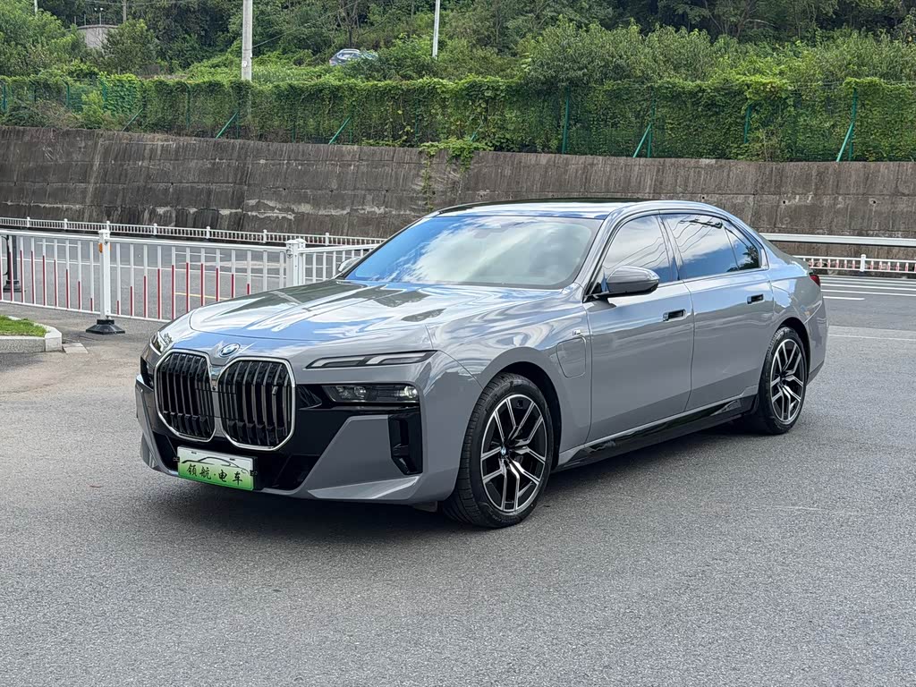 BMW i7