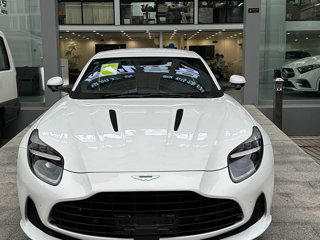 Aston Martin DB12