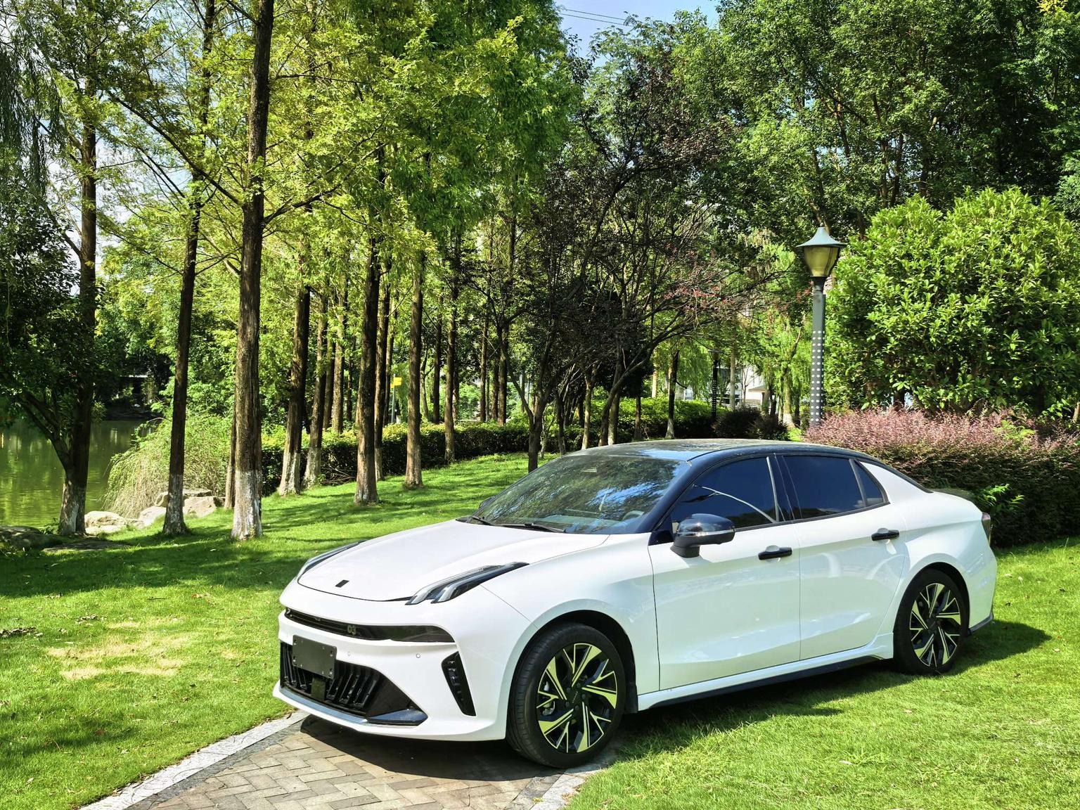 Lynk & Co 03