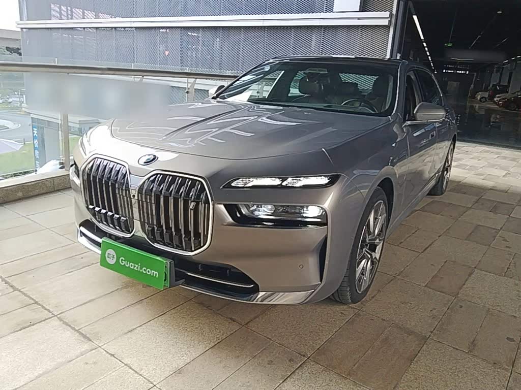 BMW i7