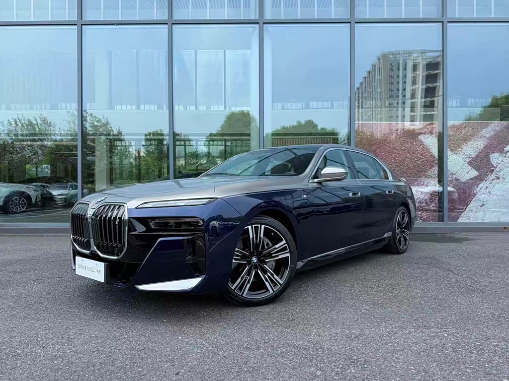 BMW i7