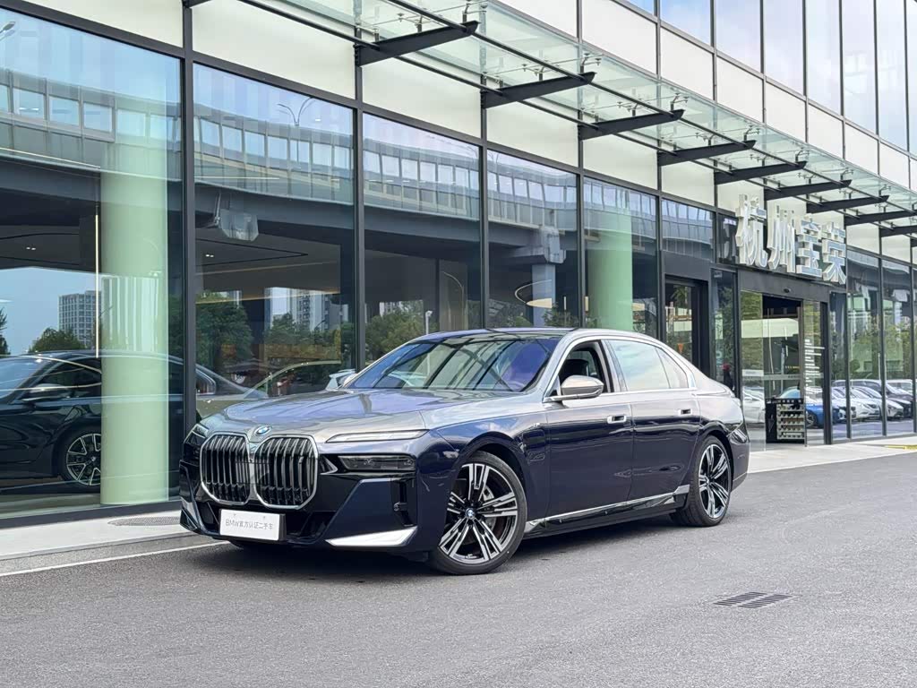 BMW i7
