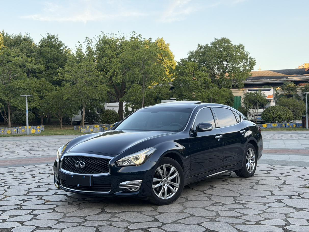 Infiniti Q70