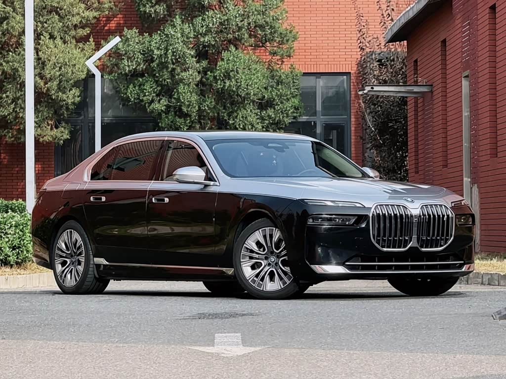 BMW i7