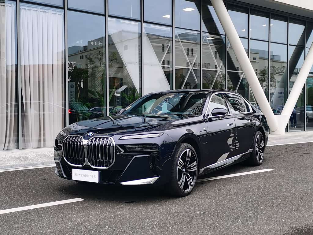 BMW i7