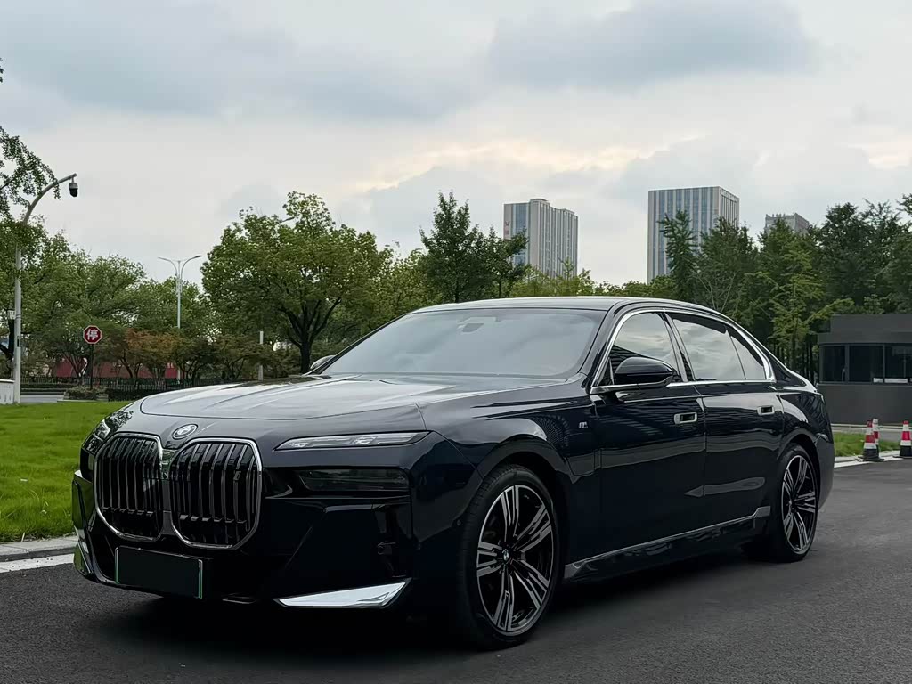 BMW i7