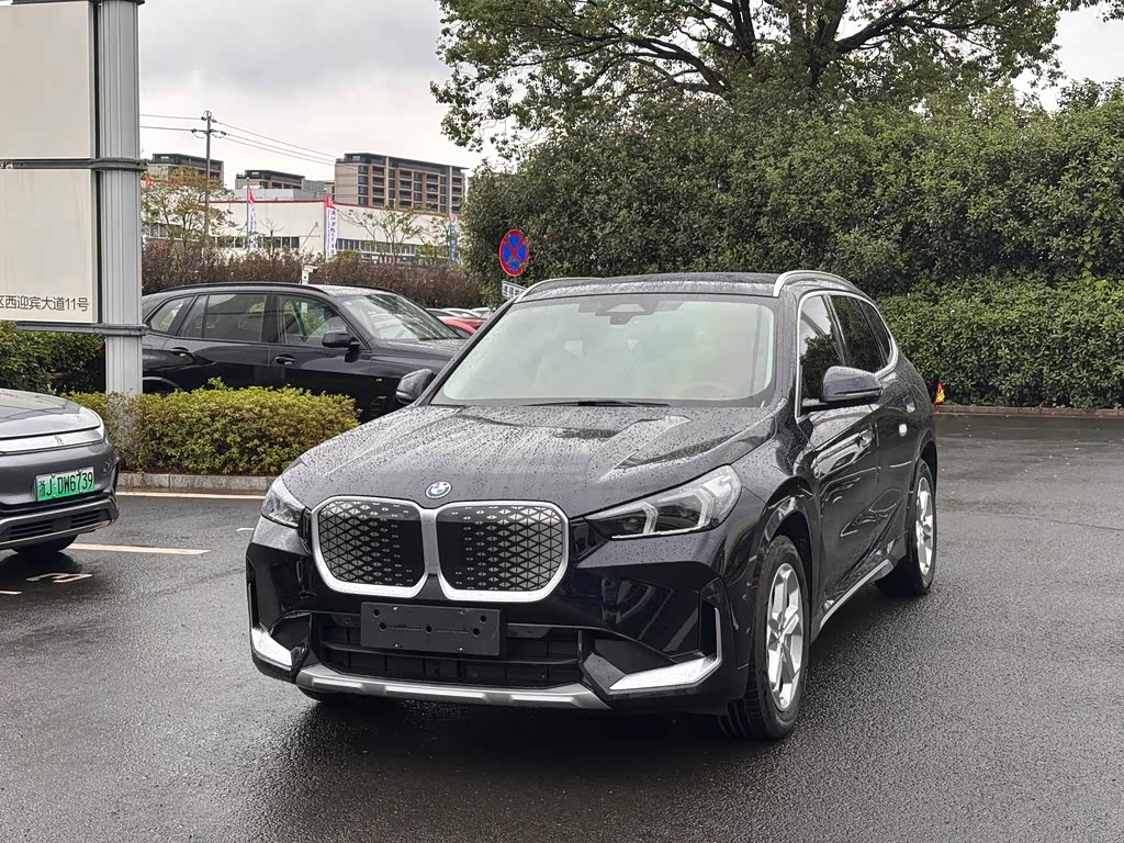 BMW iX1