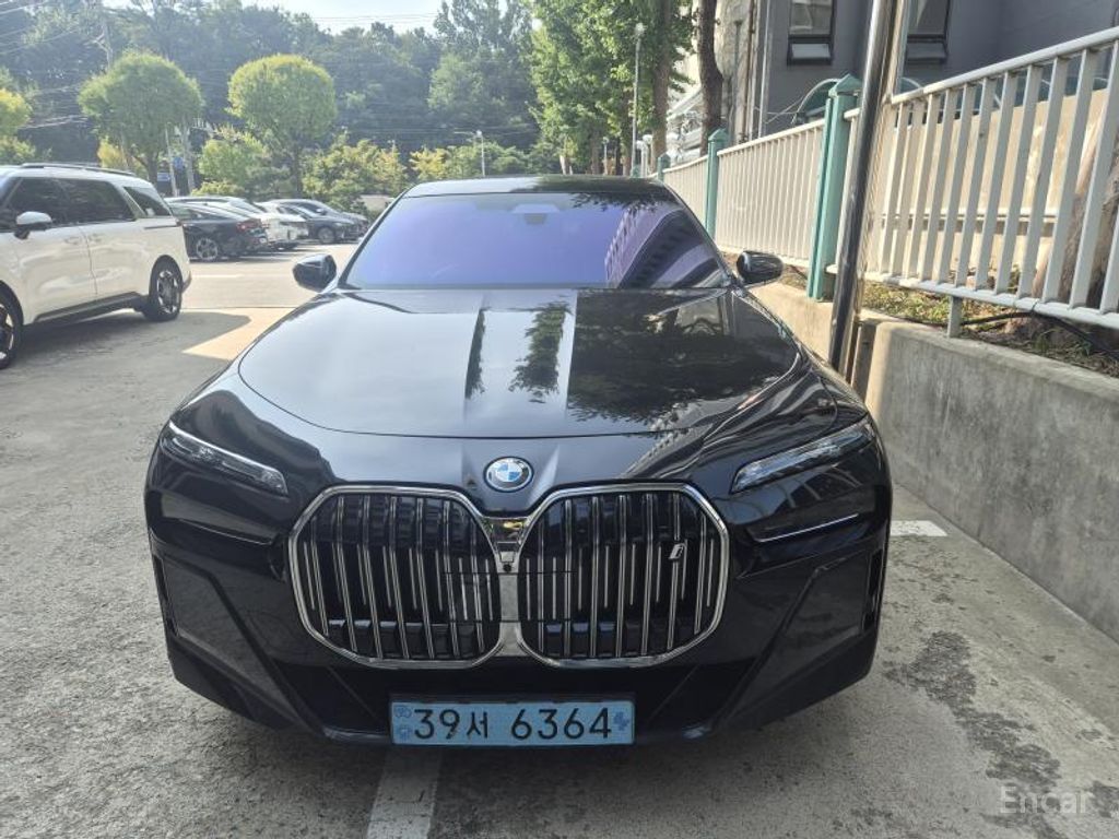 BMW i7