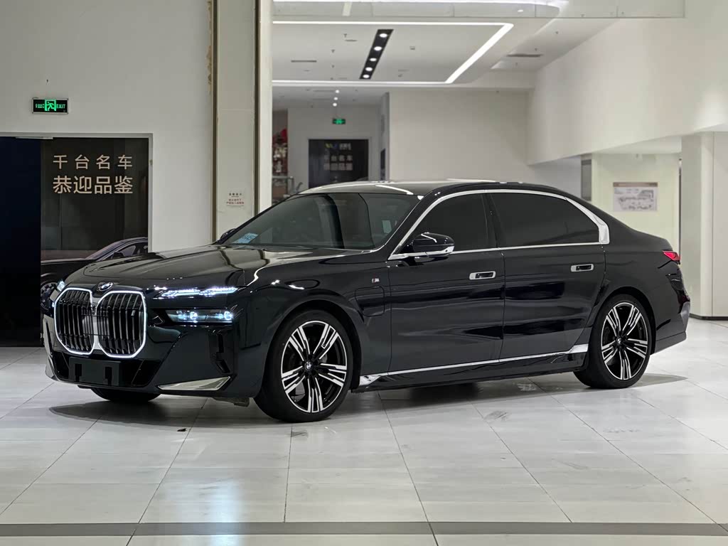 BMW i7