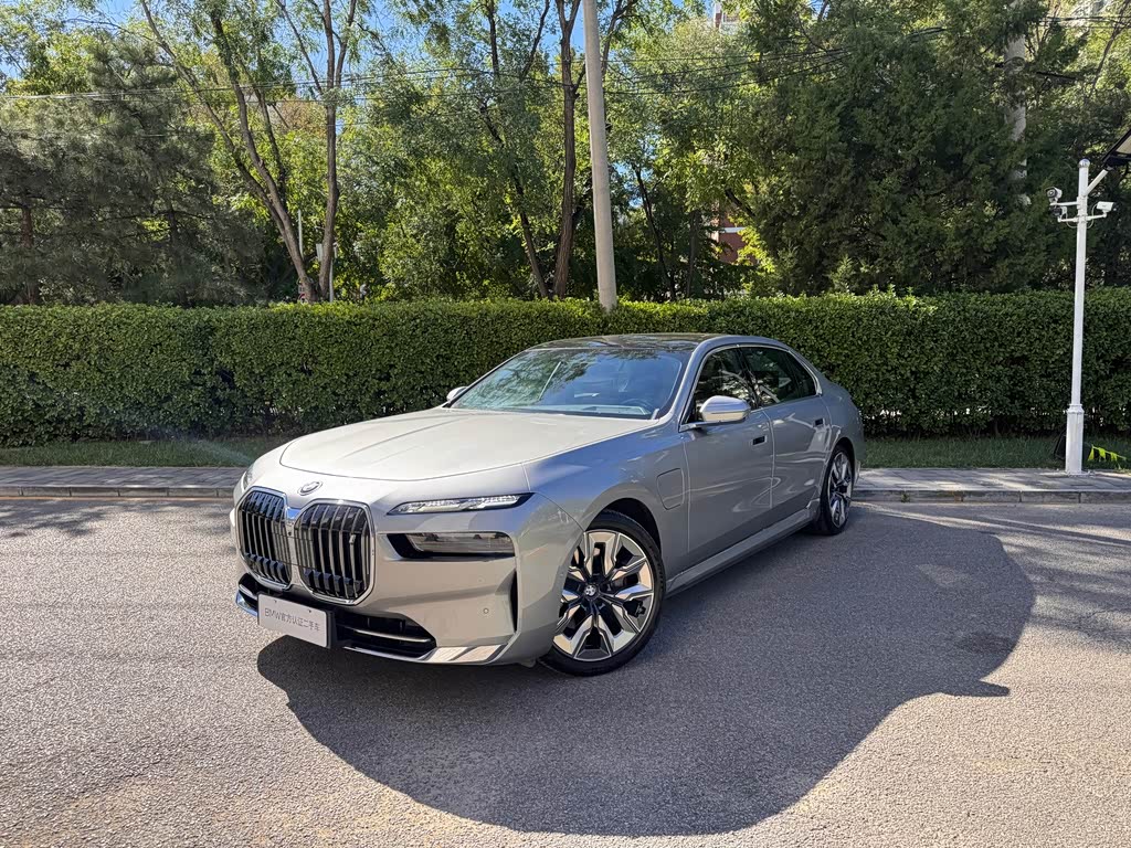 BMW i7