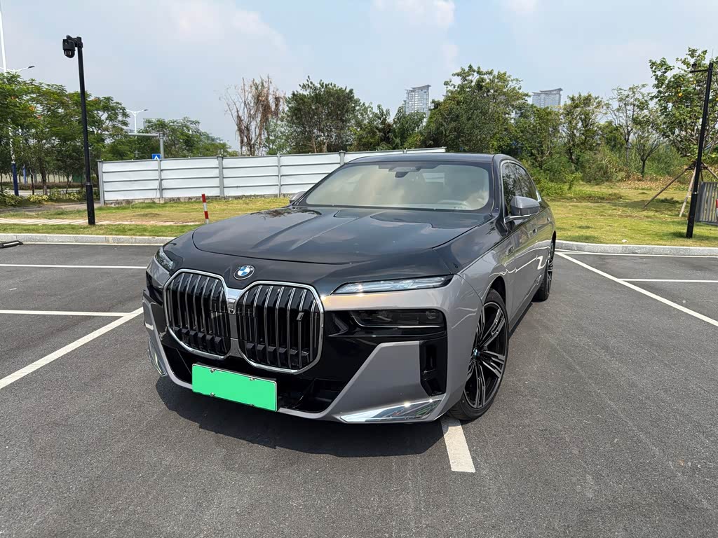 BMW i7