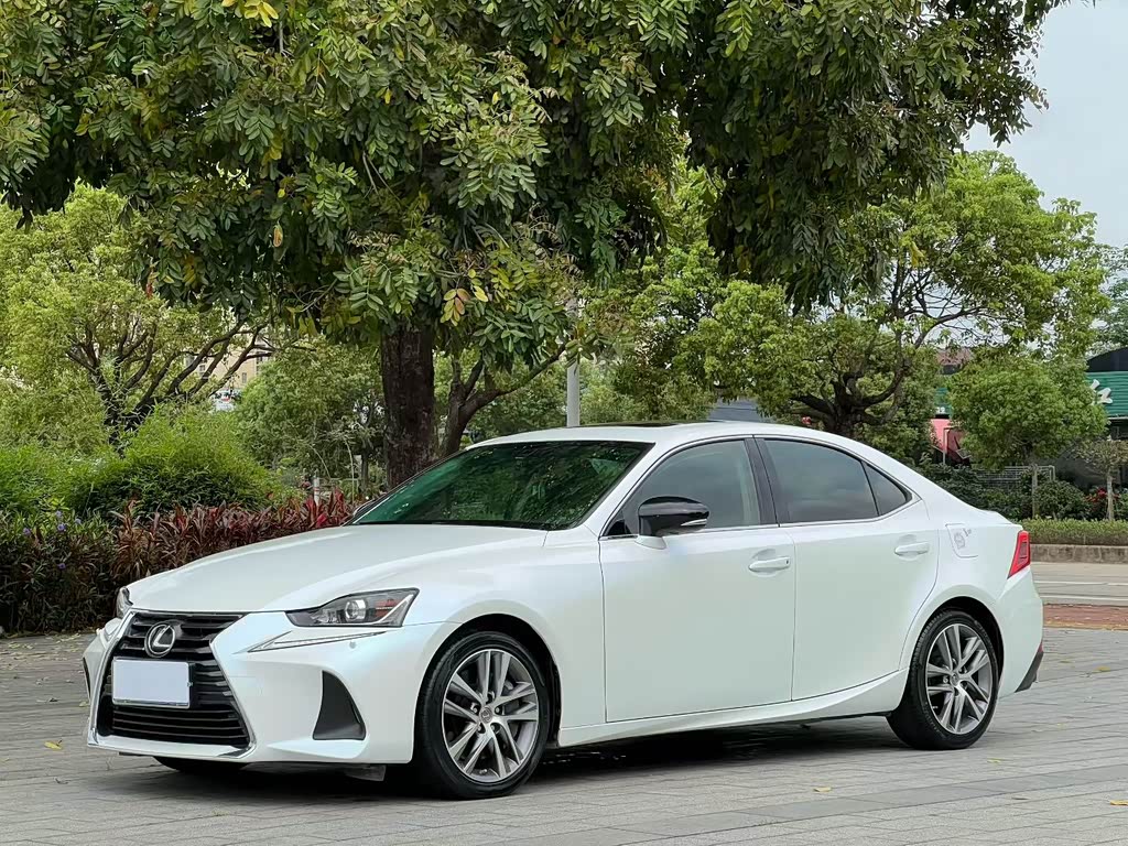 Lexus IS