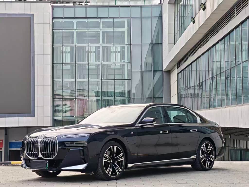 BMW i7