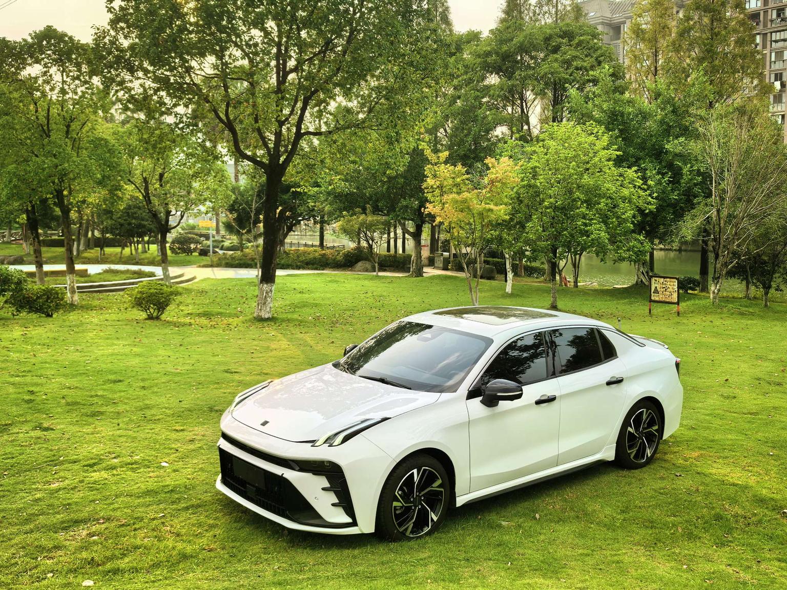 Lynk & Co 03