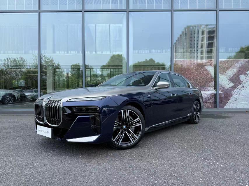 BMW i7