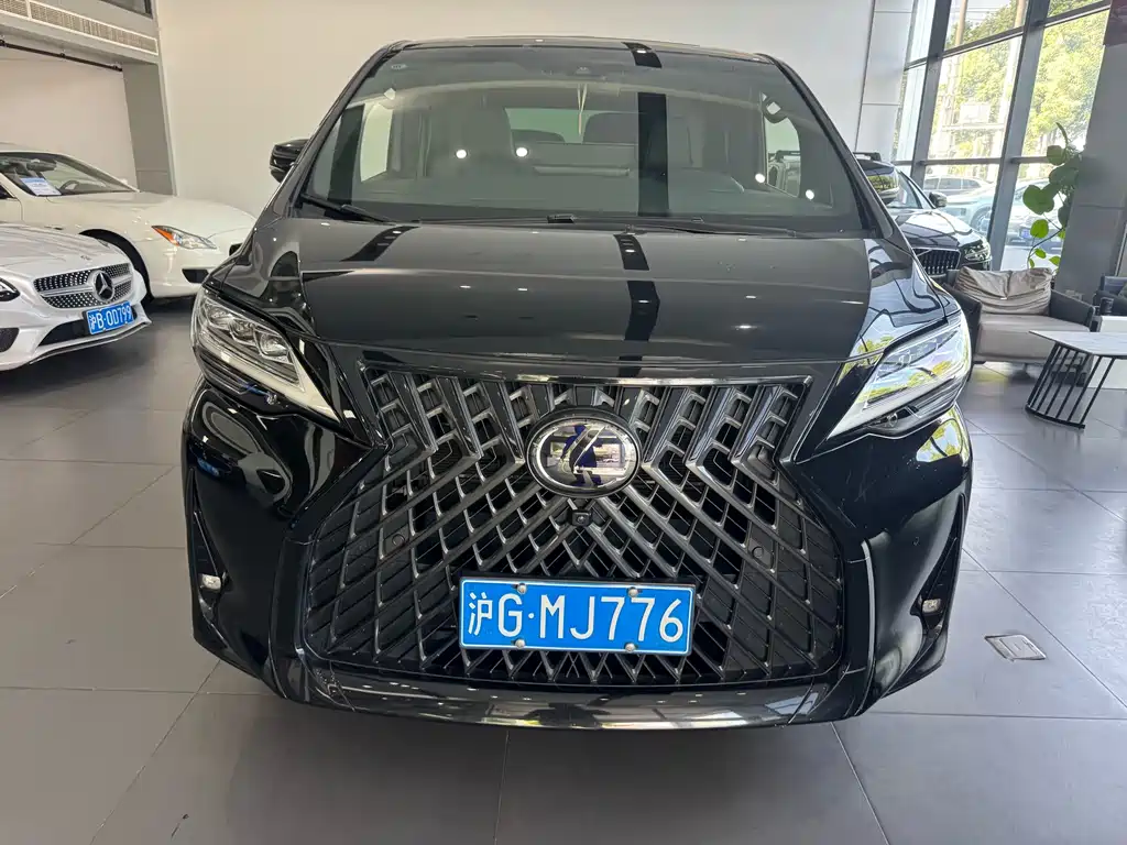 Lexus LM