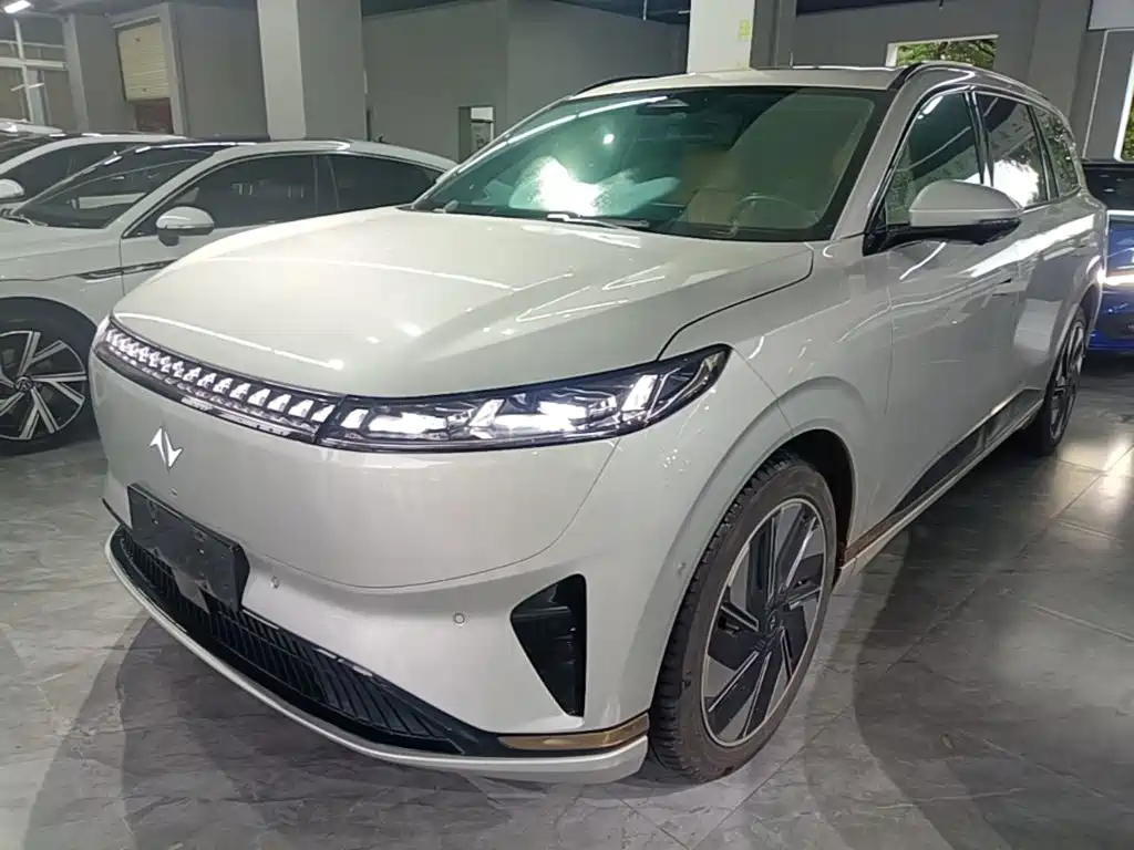 Dongfeng eπ008
