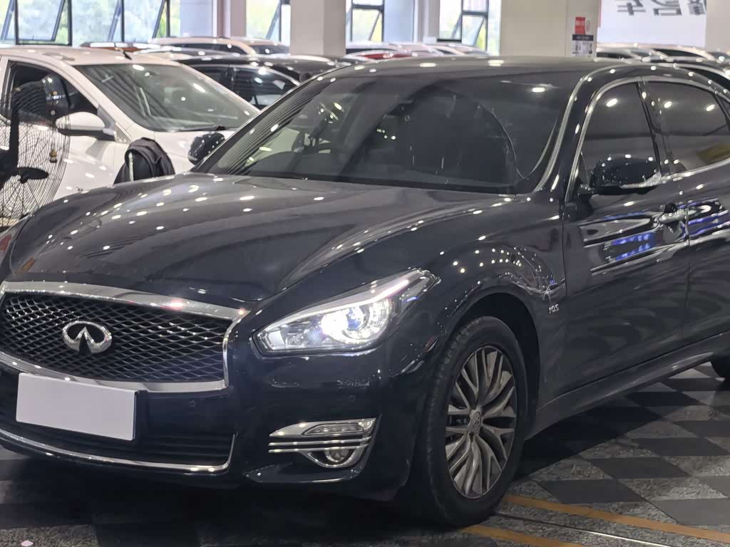 Infiniti Q70