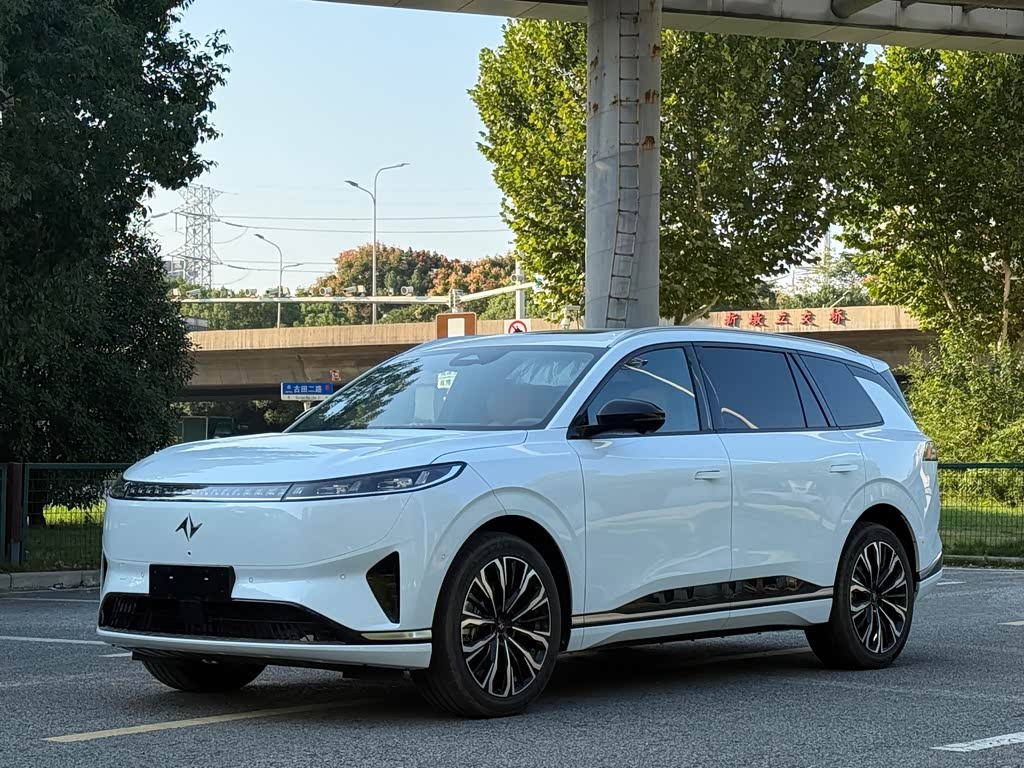 Dongfeng eπ008