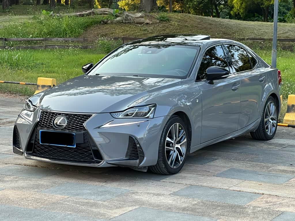 Lexus IS
