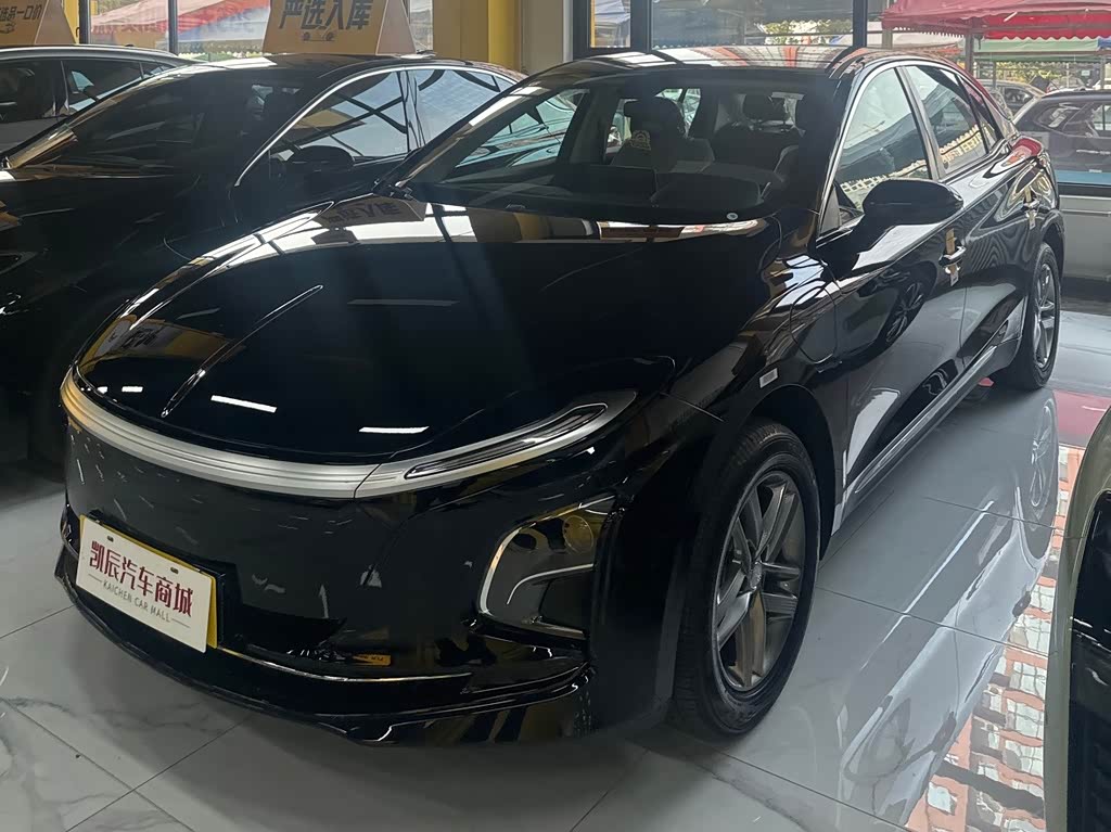 Hongqi E-QM5